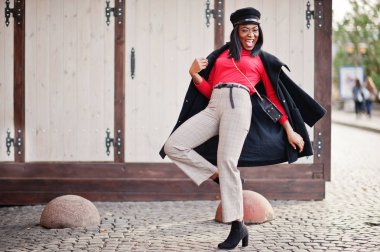 Ceket ve gazeteci çocuk şapkalı kız Afro-Amerikan moda Sokağı'nda poz verdi..