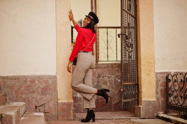 Gazeteci çocuk şapkalı kız Afro-Amerikan moda Sokağı'nda poz verdi..