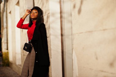 Ceket ve gazeteci çocuk şapkalı kız Afro-Amerikan moda Sokağı'nda poz verdi..