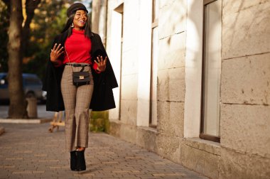 Ceket ve gazeteci çocuk şapkalı kız Afro-Amerikan moda Sokağı'nda poz verdi..