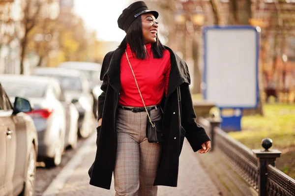African American Mode Flicka Pälsen Och Tidningsbud Cap Poserade Street — Stockfoto