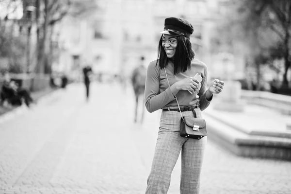 Chica Moda Afroamericana Gorra Chico Periódico Bolso Posado Calle —  Fotos de Stock