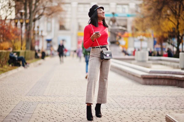 Chica Moda Afroamericana Gorra Chico Periódico Bolso Posado Calle —  Fotos de Stock