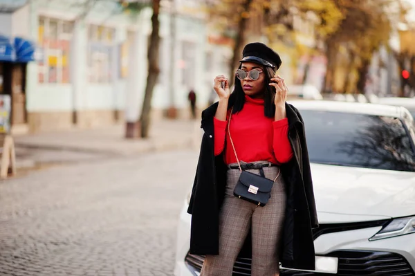 Menina Moda Afro Americana Casaco Boné Newsboy Óculos Sol Posou — Fotografia de Stock