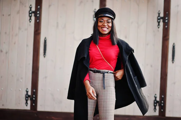 Chica Moda Afroamericana Abrigo Gorra Reportero Posado Calle — Foto de Stock