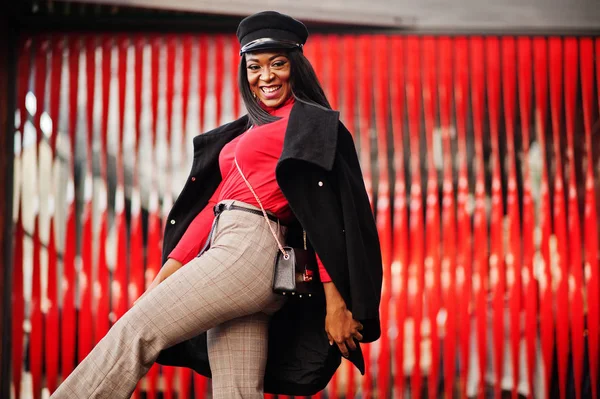 Chica Moda Afroamericana Abrigo Gorra Reportero Posado Calle Sobre Fondo — Foto de Stock