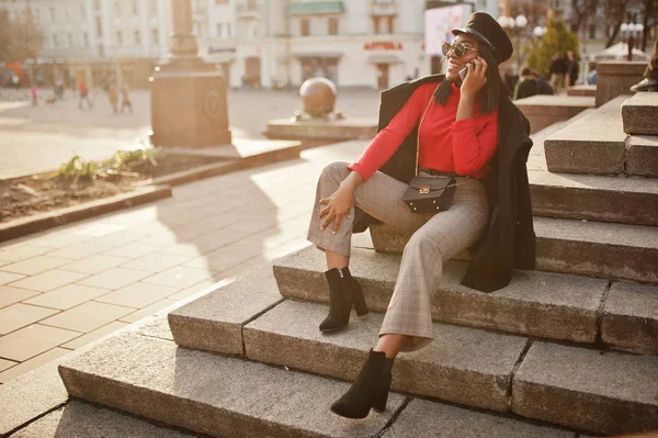 Chica Moda Afroamericana Abrigo Gorra Reportero Gafas Sol Posadas Calle —  Fotos de Stock