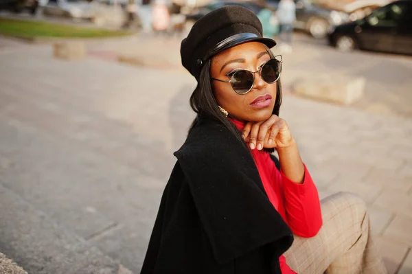 Chica Moda Afroamericana Abrigo Gorra Reportero Gafas Sol Posadas Calle — Foto de Stock