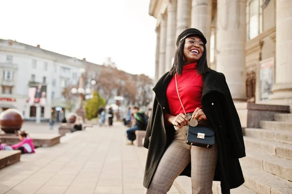 Afro Américaine Fille Mode Dans Manteau Chapeau Newsboy Posé Rue — Photo