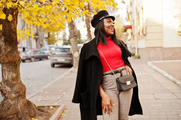 Африканская Американская Модница Пальто Кепке Газетчика Позировала Улице — стоковое фото