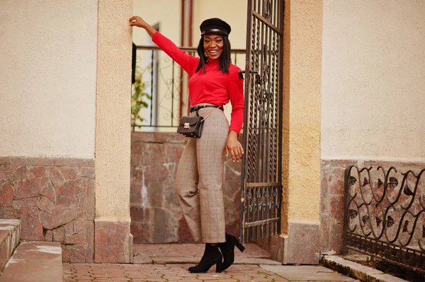 Africaine Américaine Fille Mode Bonnet Newsboy Posé Rue — Photo