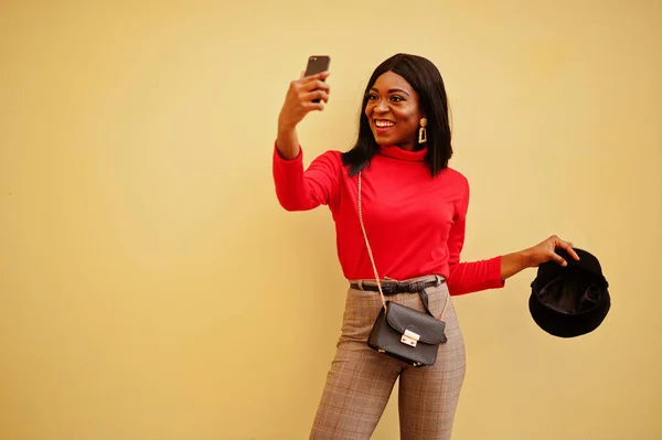 African American Fashion Girl Newsboy Cap Posed Yellow Background Mobile — Stock Photo, Image