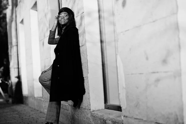 Афро Американських Моди Дівчина Пальто Газетяр Ковпачок Поставлене Вулиці — стокове фото