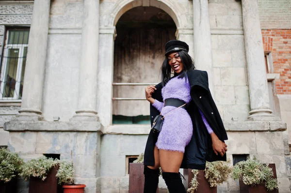 Mujer Afroamericana Vestido Violeta Gorra Posado Aire Libre — Foto de Stock