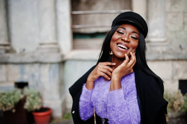 Mujer Afroamericana Vestido Violeta Gorra Posado Aire Libre — Foto de Stock