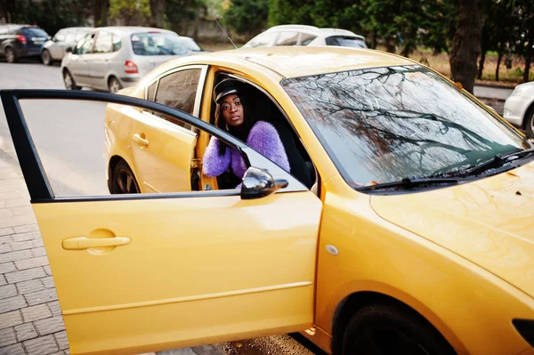 African American Woman Violet Dress Cap Posed Yellow Car — Stock Photo, Image