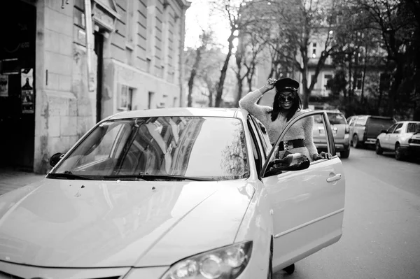 Mulher Afro Americana Vestido Violeta Boné Posou Carro Amarelo — Fotografia de Stock