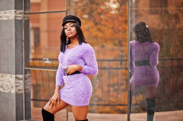 Mujer Afroamericana Vestido Violeta Gorra Posó Aire Libre Contra Edificio — Foto de Stock