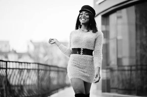 Afroamerikanerin Violettem Kleid Und Mütze Posierte Draußen Vor Modernem Gebäude — Stockfoto
