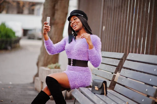 Mor Elbise Şapka Afrikalı Amerikalı Kadın Açık Bankta Oturan Selfie — Stok fotoğraf
