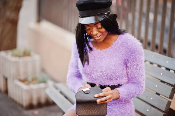 Mujer Afroamericana Vestido Violeta Gorra Posado Aire Libre Sentado Banco — Foto de Stock