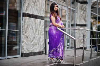 Geleneksel violet saree Hint hindu kıza Sokağı'nda poz verdi..