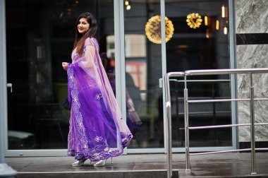 Geleneksel violet saree Hint hindu kıza Sokağı'nda poz verdi..