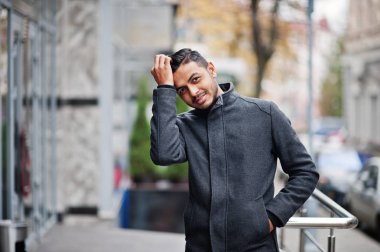 Gri paltolu şık Hint hindu adam sokakta poz verdi..