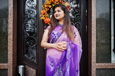 Geleneksel violet saree Hint hindu kıza Street Restoran Sonbahar ruh hali ve kabaklar kapı karşı poz verdi.