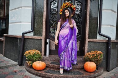 Geleneksel violet saree Hint hindu kıza Street Restoran Sonbahar ruh hali ve kabaklar kapı karşı poz verdi.