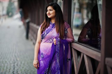 Geleneksel violet saree Hint hindu kıza Sokağı'nda poz verdi..