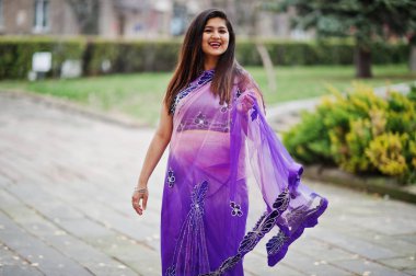 Geleneksel violet saree Hint hindu kıza sonbahar sokak poz verdi..