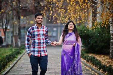 Şık Hint hindu çift sokakta poz verdi..