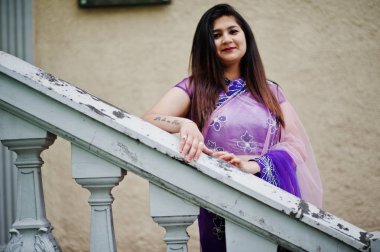 Geleneksel violet saree Hint hindu kıza Sokağı'nda poz verdi..