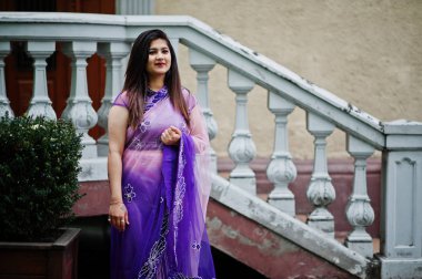 Geleneksel violet saree Hint hindu kıza Sokağı'nda poz verdi..