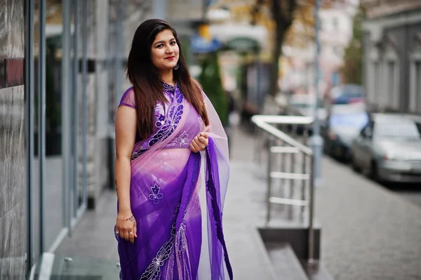 India Hindú Chica Tradicional Violeta Saree Posado Calle —  Fotos de Stock