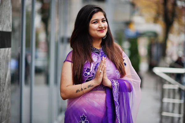 India Hindú Chica Tradicional Violeta Saree Posado Calle Muestra Namaste —  Fotos de Stock