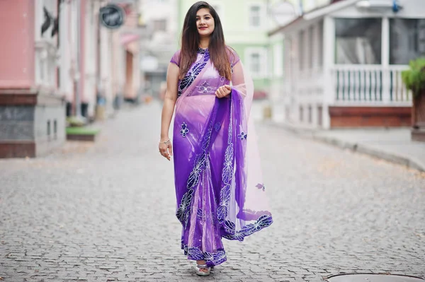 Индийская Индуистка Традиционном Фиолетовом Сари Позировала Улице — стоковое фото