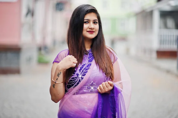 Menina Hindu Indiano Saree Violeta Tradicional Posou Rua — Fotografia de Stock