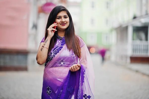 Indiana Hindu Menina Tradicional Violeta Saree Posou Rua Falando Telefone — Fotografia de Stock