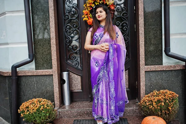 Indyjski Indiańska Dziewczyna Tradycyjne Sari Fiołek Stwarzane Przy Ulicy Przed — Zdjęcie stockowe