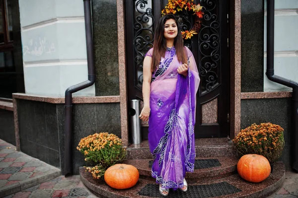 India Chica Hindú Tradicional Violeta Saree Posó Calle Contra Puerta — Foto de Stock