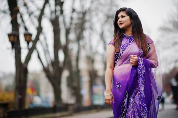 Indiase Hindoe Meisje Traditionele Violet Saree Gesteld Straat — Stockfoto