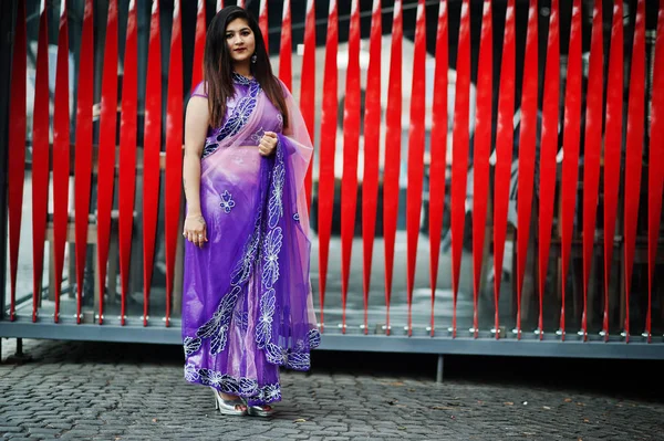 Індійські Дівчата Традиційних Фіолетовий Сарі Поставлений Вулиці Проти Червоний Фон — стокове фото