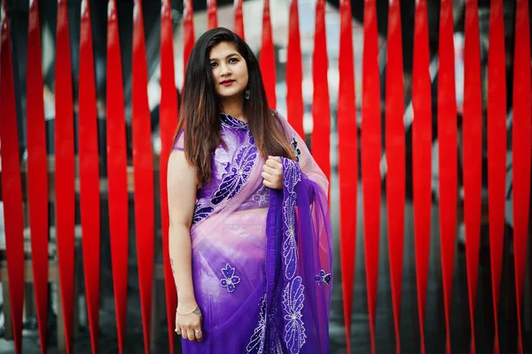 India Hindú Chica Tradicional Violeta Saree Posado Calle Sobre Rojo — Foto de Stock