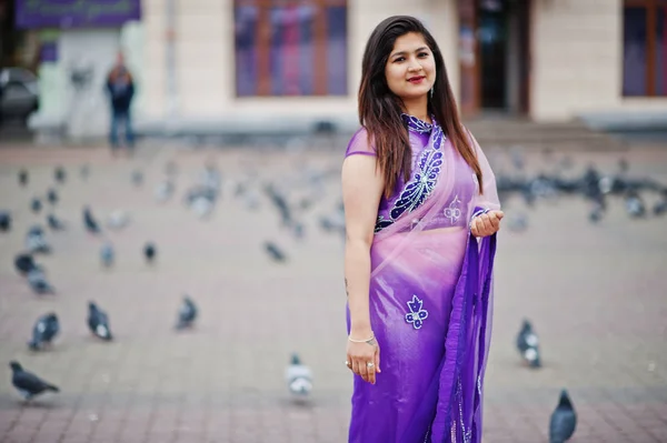 Индийская Индуистка Традиционном Фиолетовом Сари Позировала Улице Против Голубей — стоковое фото