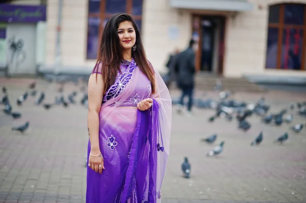 Indisches Hindu Mädchen Beim Traditionellen Violetten Sari Posierte Auf Der — Stockfoto