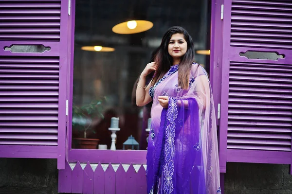 India Hindú Chica Tradicional Violeta Saree Posado Calle Contra Púrpura — Foto de Stock