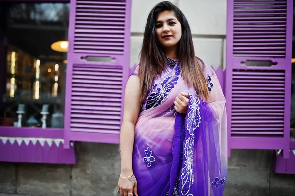 Indiase Hindoe Meisje Traditionele Violet Saree Gesteld Straat Tegen Paarse — Stockfoto