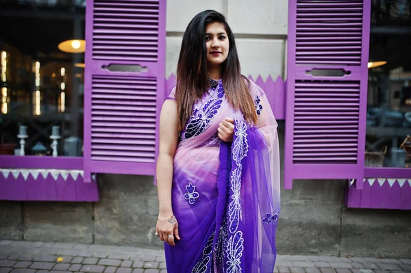 Индийская Индуистка Традиционном Фиолетовом Сари Позировала Улице Против Фиолетовых Окон — стоковое фото